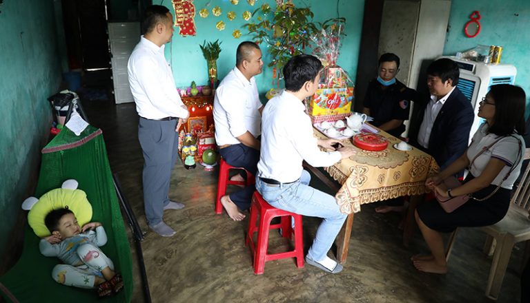 Chúc Tết gia đình khó khăn khu vực Huế – Đà Nẵng